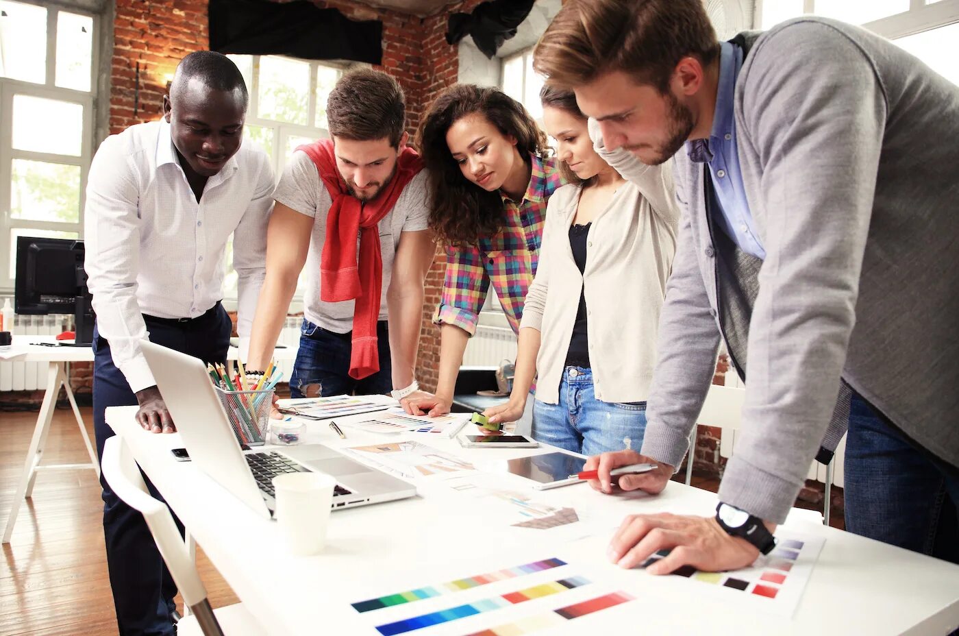 работа в стартап проектах. идеи для стартапа. Learning. люди в офисе за работой. коворкинг для молодежи.