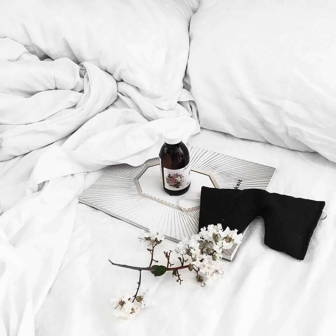 Белые вещи эстетика. Красивые раскладки с цветами. Стильный кофе. Эстетика в черно белом стиле. Минимализм эстетика.