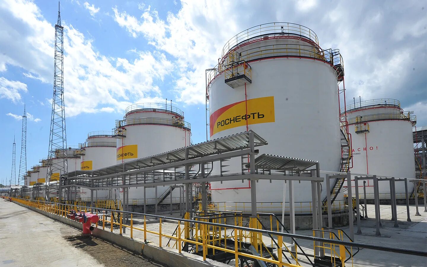 Бензин светлый нефтепродукт. Объем 400 м’. Отгрузка нефтепродуктов. Дизельное топливо печное. Поставка нефтепродуктов.