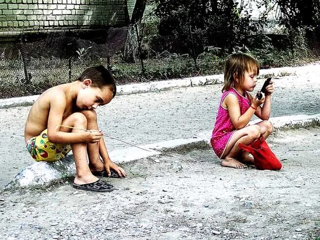 Писать девушки и мальчик. Девочка и мальчик занимаются. голые детишки на улице. писающий мальчик. маленькие дети занялись этим.