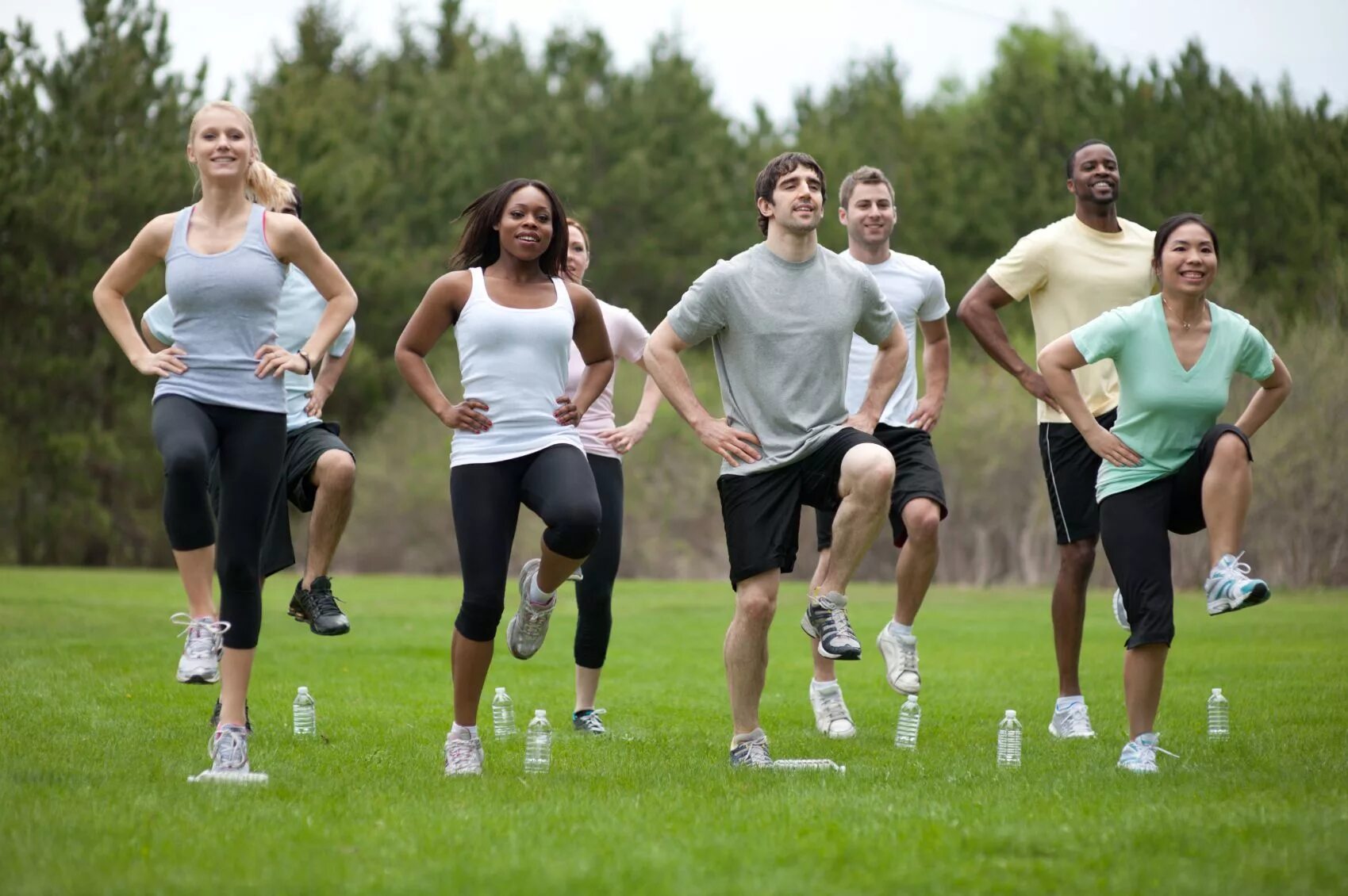 Sports club people. Занятие спортом. Занятия спортом на свежем воздухе. Спортивные люди. Физические упражнения.