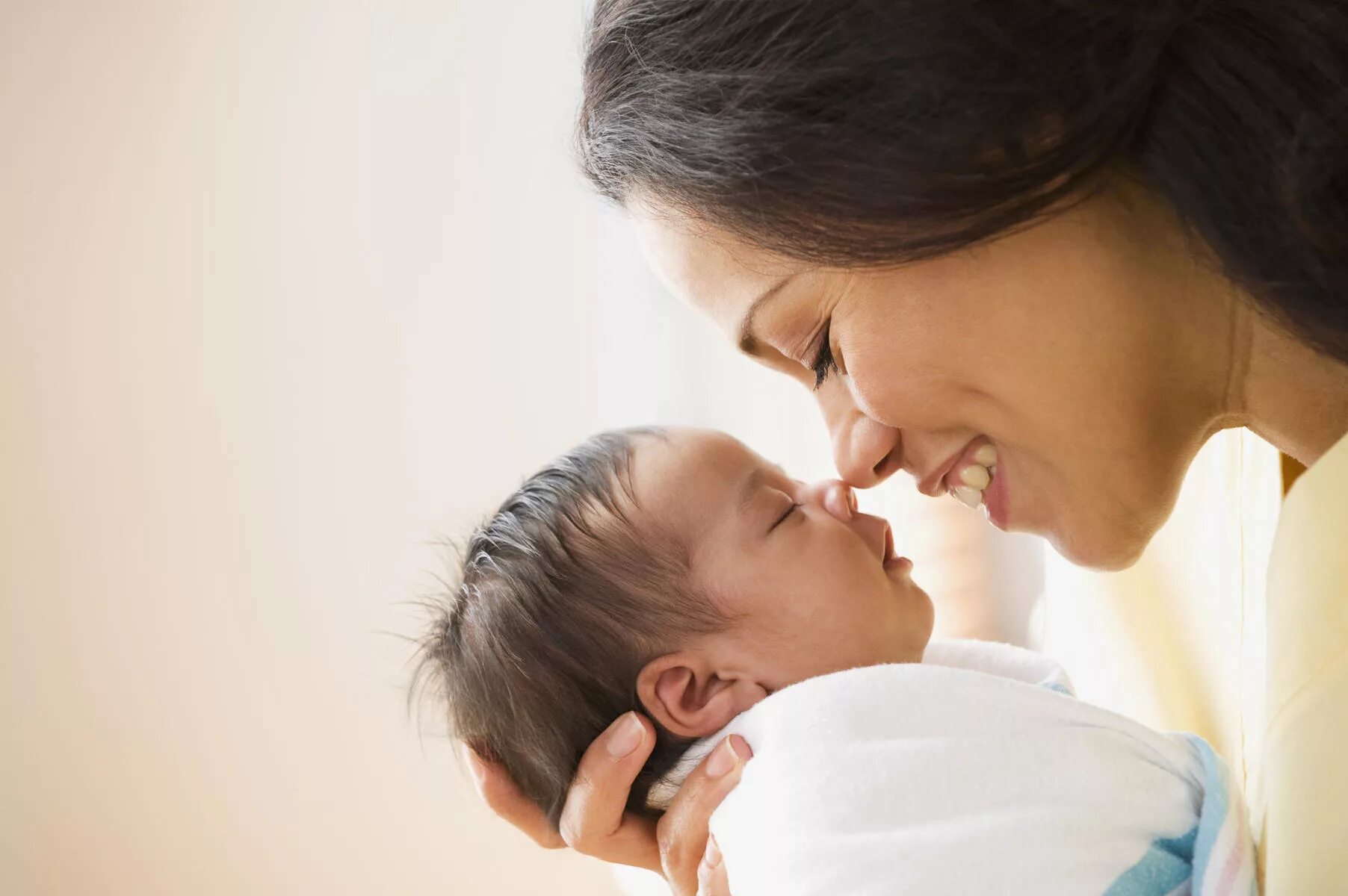 Mom and child. Малыш и мама. Мама с младенцем. Мама с грудным ребенком. Женщина с ребенком.