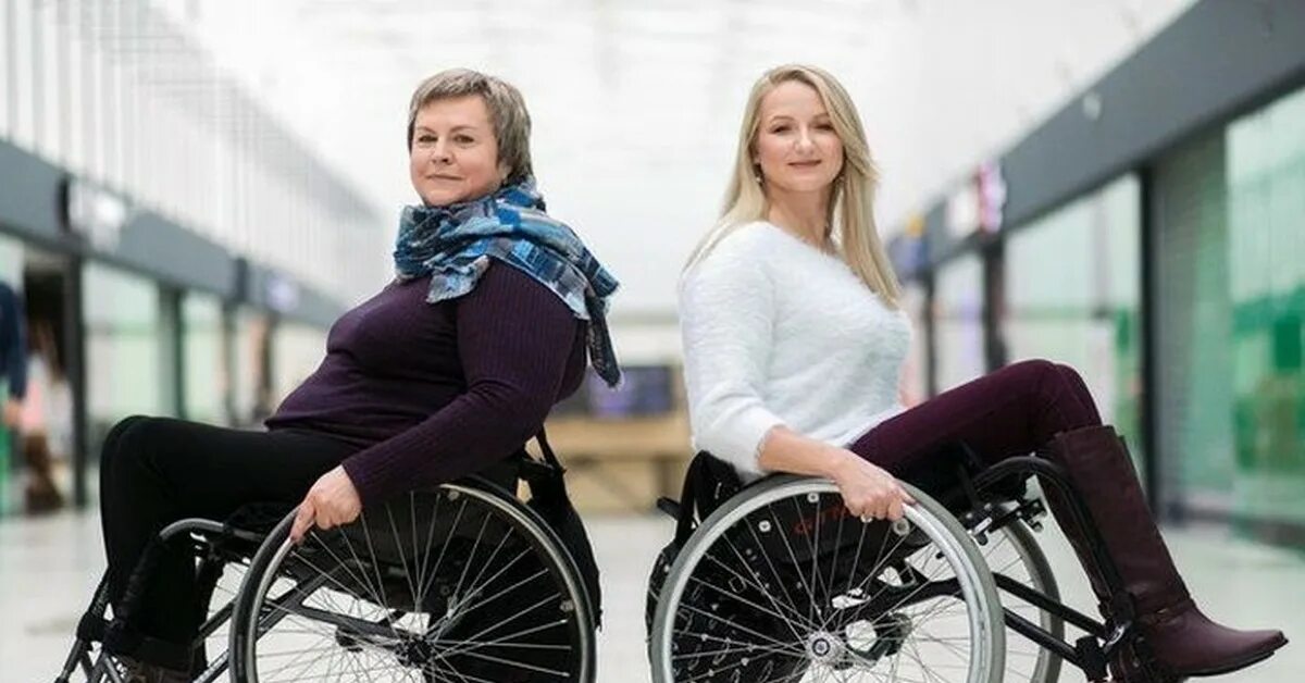 Инвалид и дети инвалиды разница. Инвалид колясочник. Женщины колясочницы. Женщины инвалиды-колясочницы. Женщины инвалиды колясосницы.