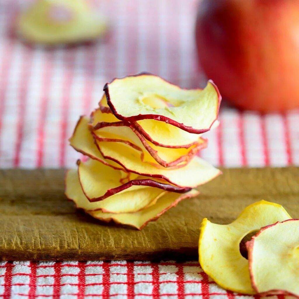 Яблоки кусочки рецепт. Яблоко сушёное. Сухофрукты яблоки. Сухофрукты из яблок и груш. Чипсы из яблок.