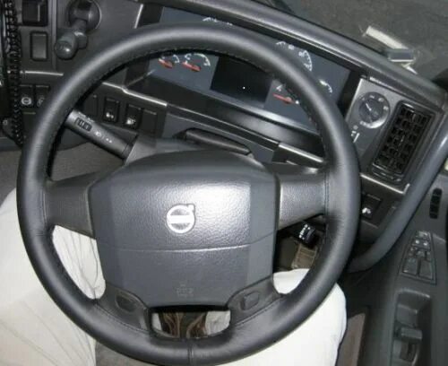 Деревянный руль volvo xc70. Оплетка руля вольво fh12. Оплетка на руль скания. Перешить руль кожей volvo xc60. Volvo xc70 руль дерево.