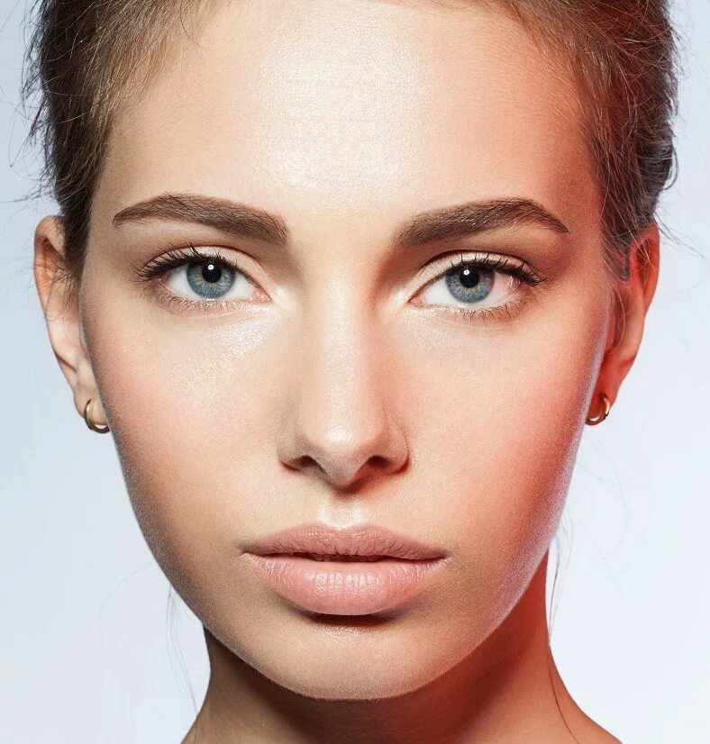 девушка с выразительными глазами. скульптурирование широкого носа. натуральный макияж. меган фокс лоб. натуральный макияж.