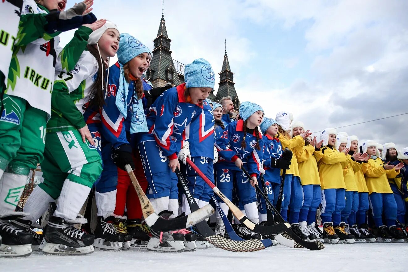 хоккеисты сибсельмаша ветераны обладатели кубка россии. патриарх на турнир на красной площади по хоккею. лед хоккей. федерация хоккея с мячом. турнир патриарха по хоккею.