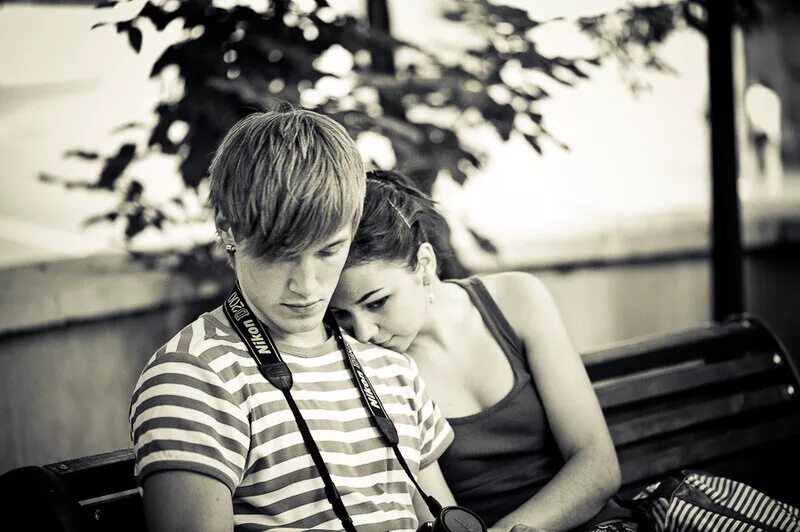 пара влюбленных. влюблённые подростки. свадьба черно белые фото стильное. любовь подростков. любовь чб.