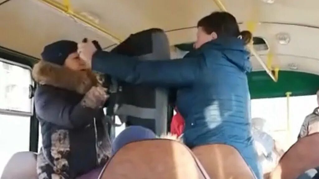 Женщина в автобусе. Скандал в автобусе.