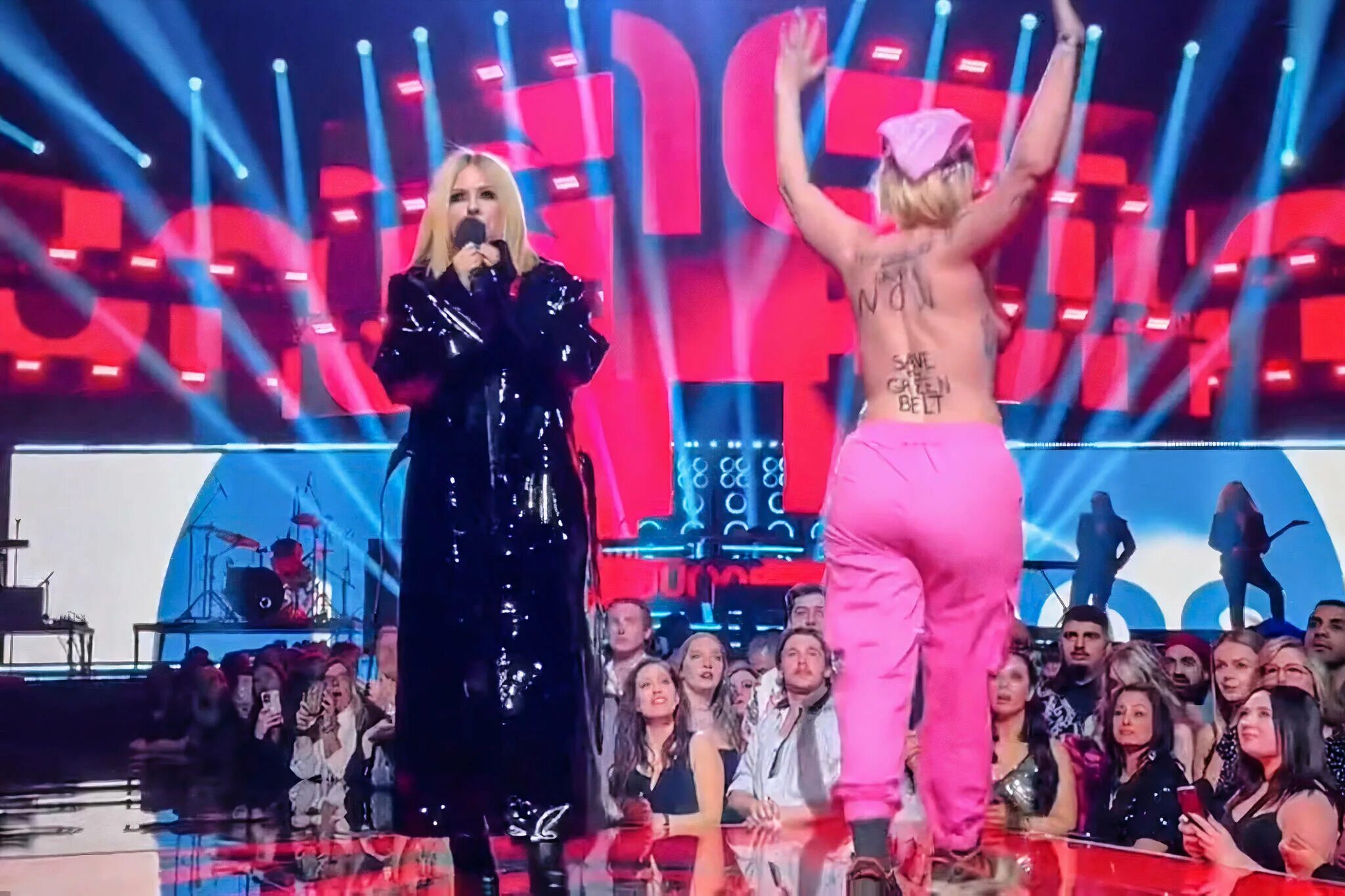 Игги боб. Рита ора в косова. Выступает топлесс. Выступают. Lady wood туве лу.