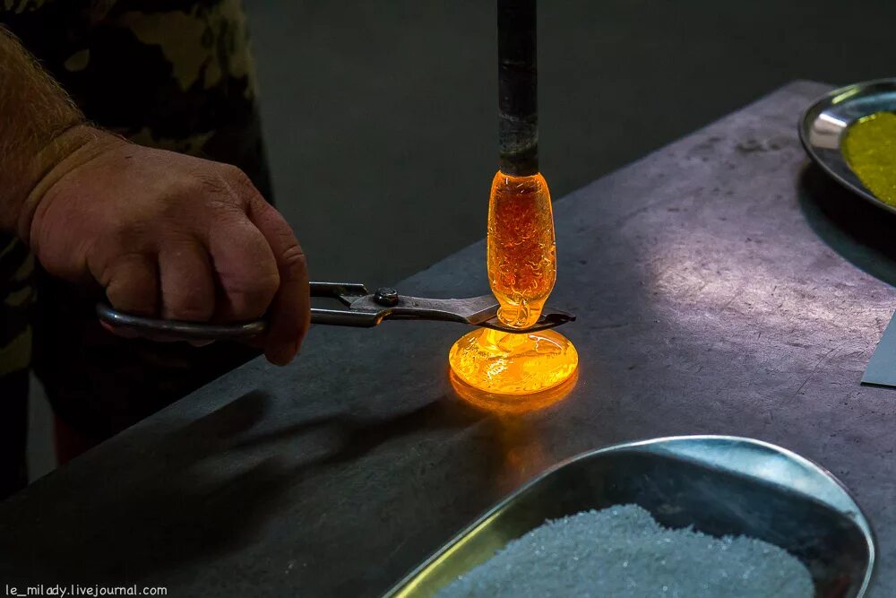 Стеклодувы гусь хрустальный. Стеклодув дейл чихули. Как делают изделия из стекла. Гусь хрустальный мастера стеклодувы. Стекольная промышленность.