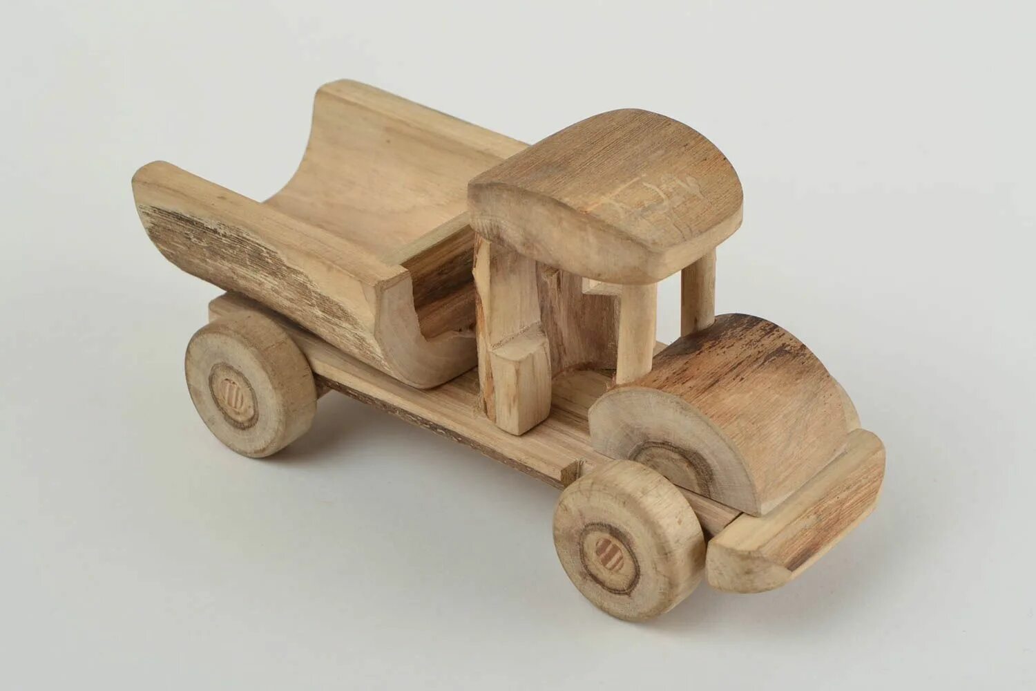 Какие игрушки из дерева. Деревянные игрушки. Деревянные машинки. Деревянные машинки для детей. Игрушка машинка из дерева.