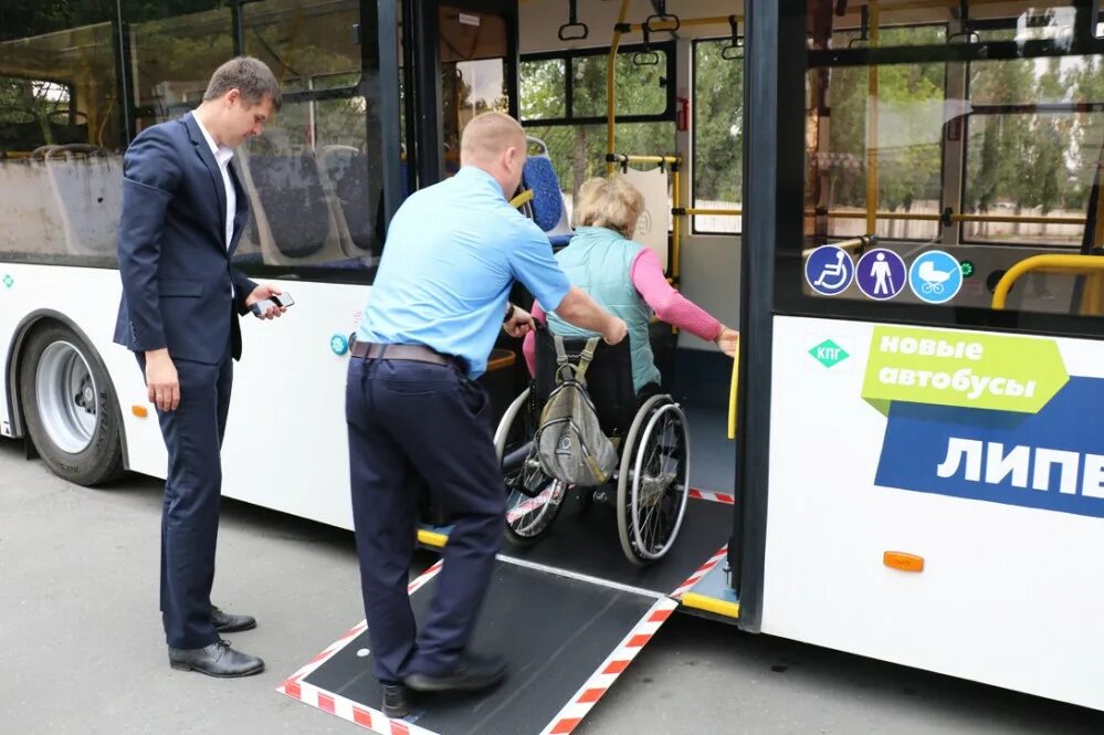 Обслуживание маломобильных пассажиров свой дом. Транспорт для инвалидов. Инвалид колясочник в общественном транспорте. Общественный транспорт для инвалидов. Транспорт для маломобильных людей.