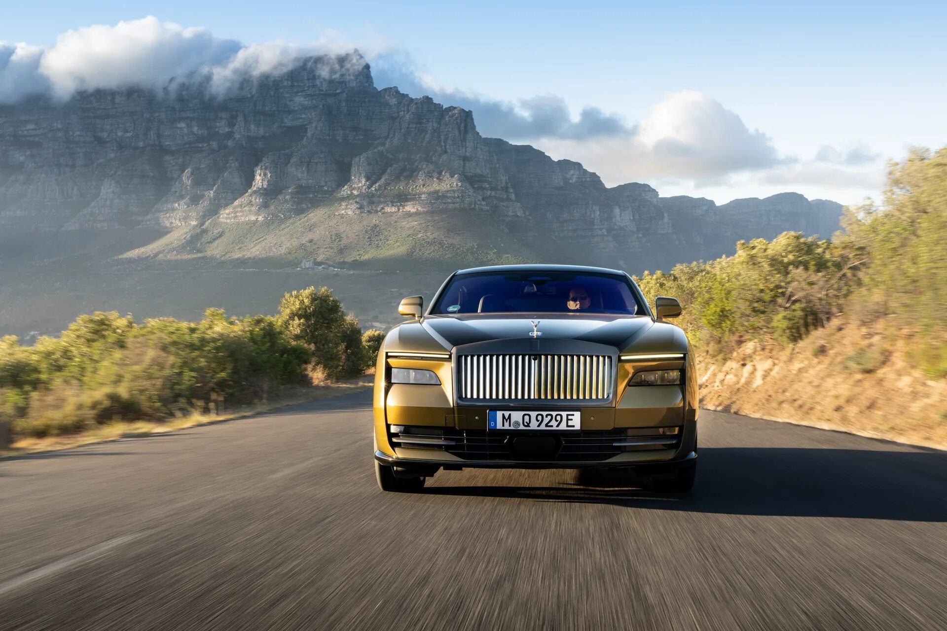 Rolls royce spectre. Rolls royce wraith 2016. Дорога ройс. Машина роллс ройс 2022. Роллс ройс 2023.