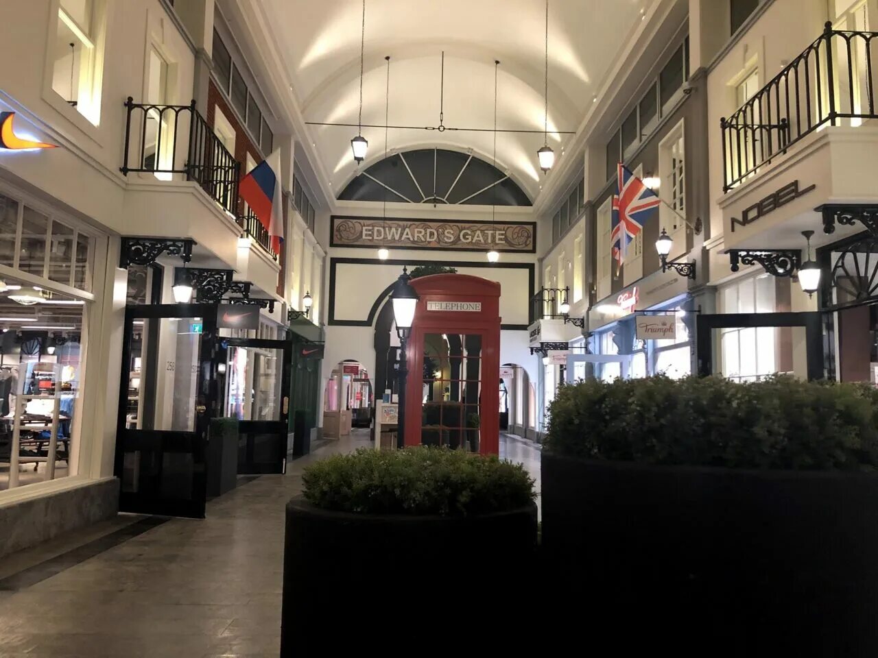 Фэшн хаус черная грязь. Аутлет ленинградское шоссе. Аутлет шереметьево. Чёрная грязь дисконт. Аутлет-центр fashion house москва.