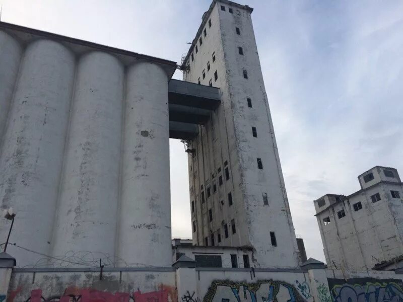 Сниму элеватор. Заброшенный саратовский элеватор. саратовский элеватор на набережной.