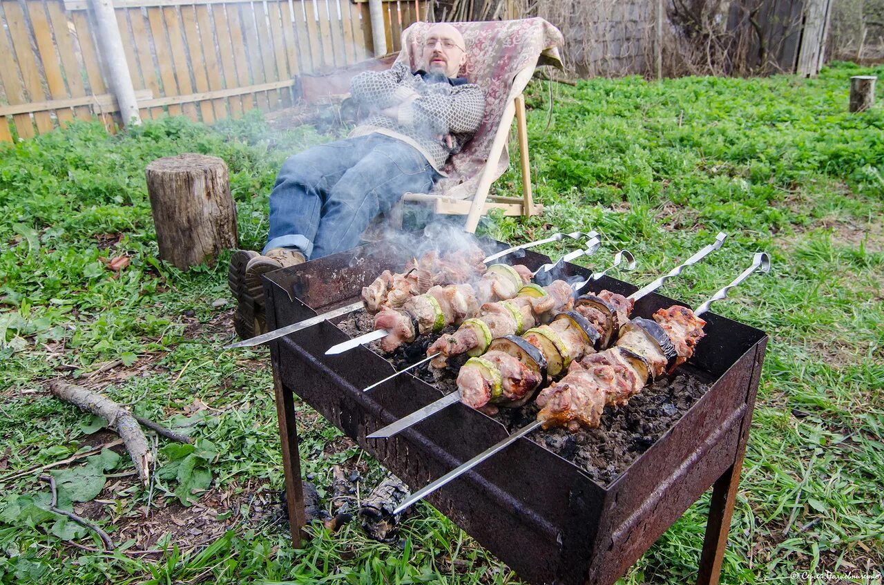 Можно жарить шашлык во дворе частного дома. Шашлыки на природе. Шашлыки на даче. Шашлык на мангале на даче. Iашлык на даче.