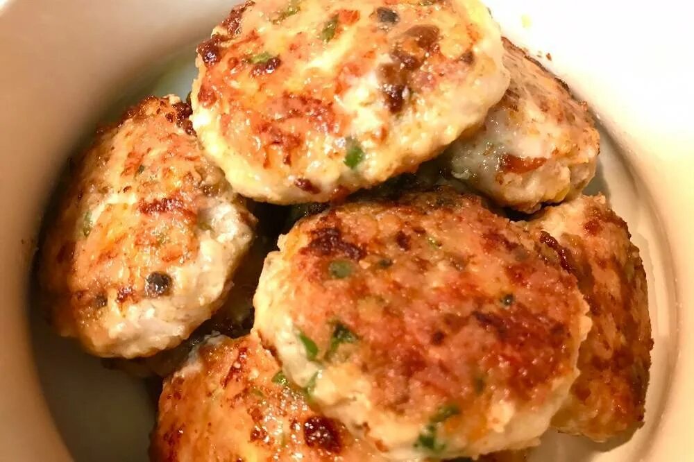 Вкусный рецепт рубленных куриных котлет. Котлеты куриного фарша из300гр. куриные котлеты в духовке. биточки из куриного фарша. котлеты из утиного фаршп.