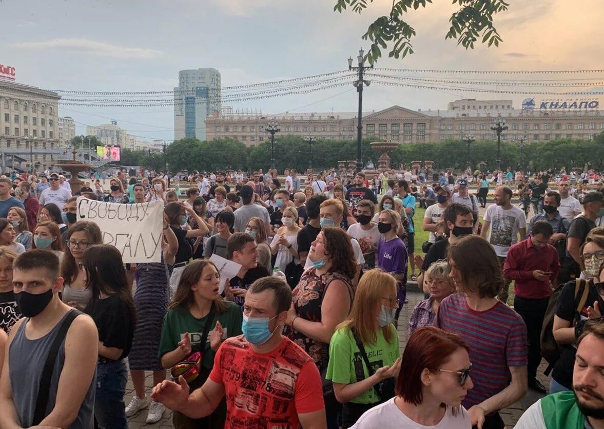 Что с интернетом в россии сегодня происходит. Митинги в Хабаровске в поддержку Фургала. Протесты в Хабаровске Фургал. Митинги в Хабаровске 2022. Хабаровск люди.