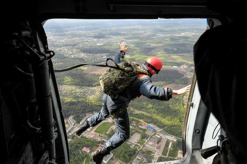 Парашютист спас парашютиста. Спасатель десантник мчс. прыжок с парашютом с вертолета. мчс парашютисты. парашютист спасатель.
