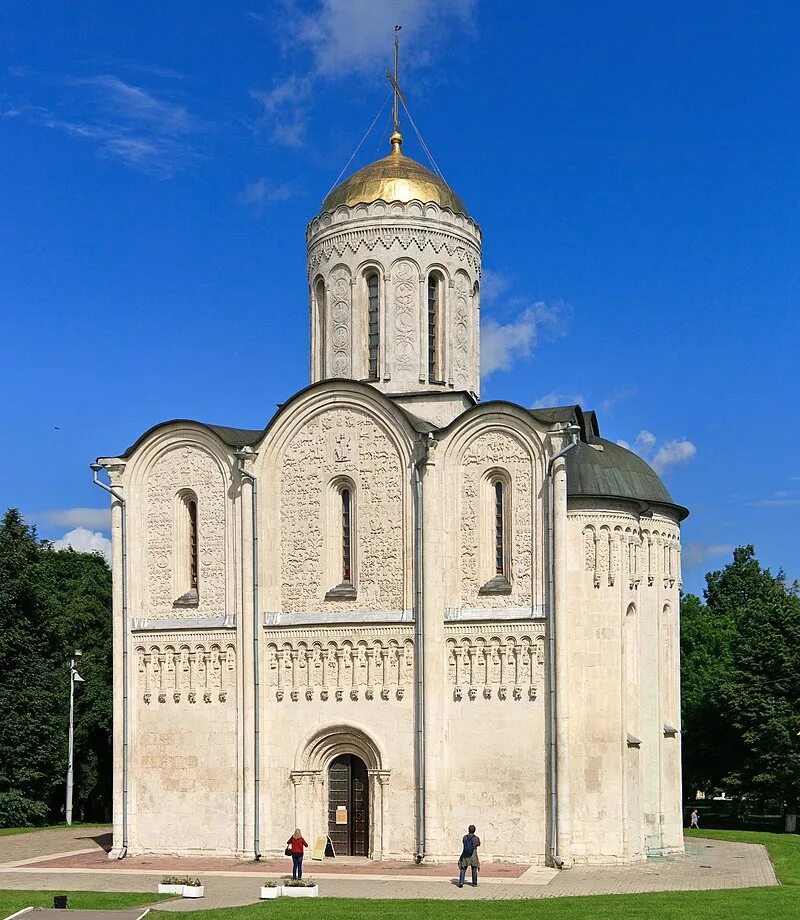 Какие памятники были в 11 веке. Успенский и Дмитриевский соборы.