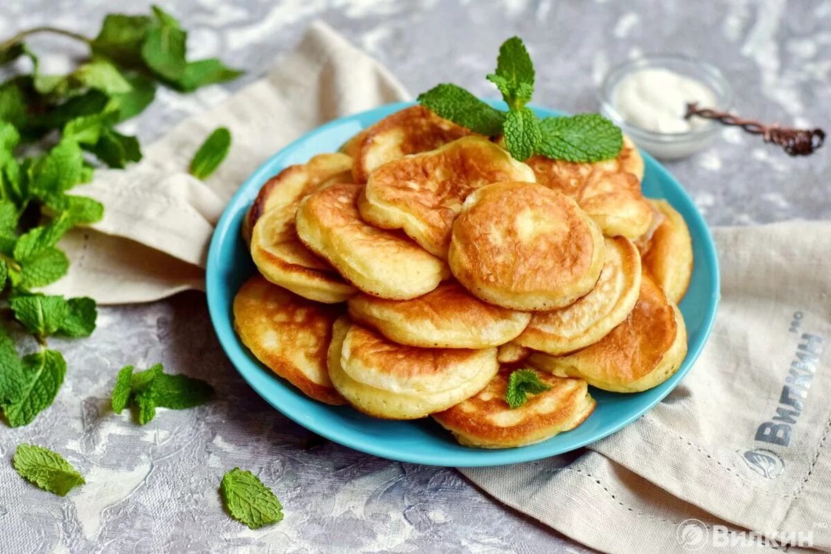 Приготовленные оладьи мамой были необыкновенно вкусны найти. Оладьи. Оладьи со сметаной. Яблочные оладьи. Оладьи с яблоками на кефире.