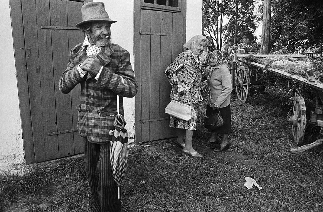 Чем был приезд фотографа для жителей села. Литовский фотограф Ромуальдас Пожерскис. Ромуальдас Ракаускас цветение. Ромуальдас Ракаускас фотограф. Литовский фотограф Антанас Суткус.