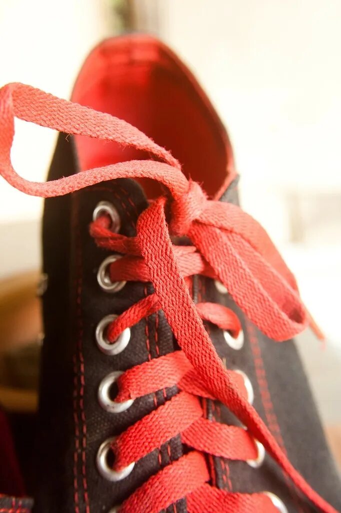 Кроссовки с красными шнурками. Шнурки на кедах. Converse chuck taylor red. Красные конверсы. Кроссовки с красными шнурками.