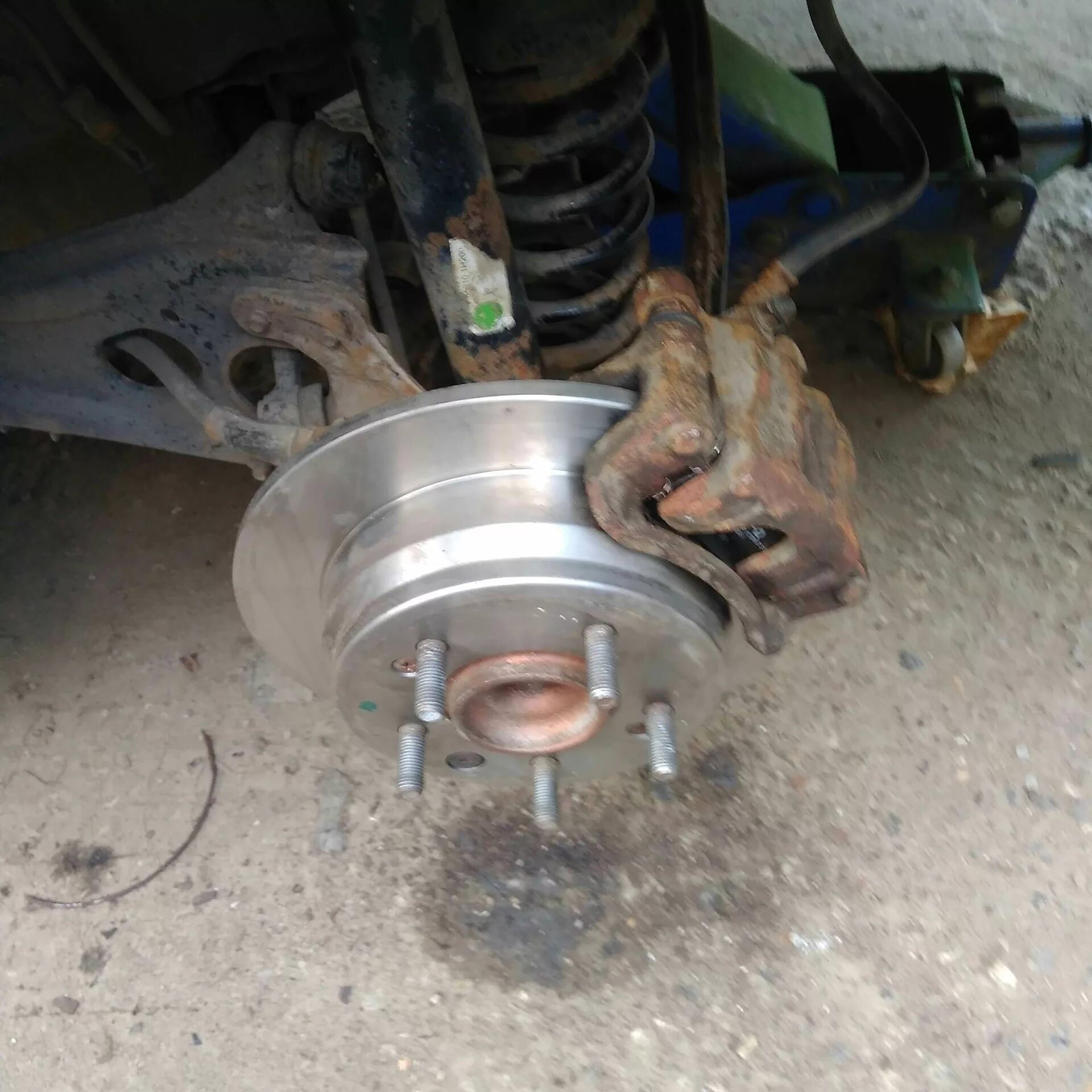 Передние тормозные диски на киа сид 2010 года. Замена тормозных дисков сид. Kia ceed 2009 передние тормоза. Тормозные диски на кия сид 2010 трв. Тормозной диск киа сид 2008.