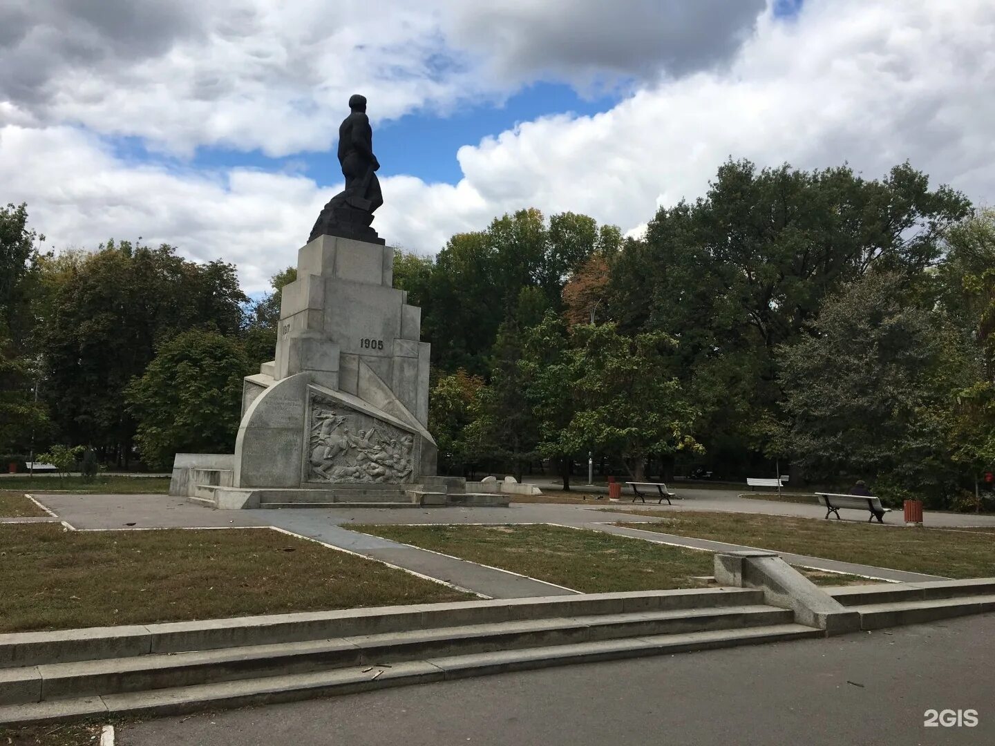 Сквер революции памятник. Памятник борцам революции 1905 года Саратов. Сквер борцов революции Саратов. Сквер революции 1905 года Саратов. Сквер "борцам революции" Бишкек.