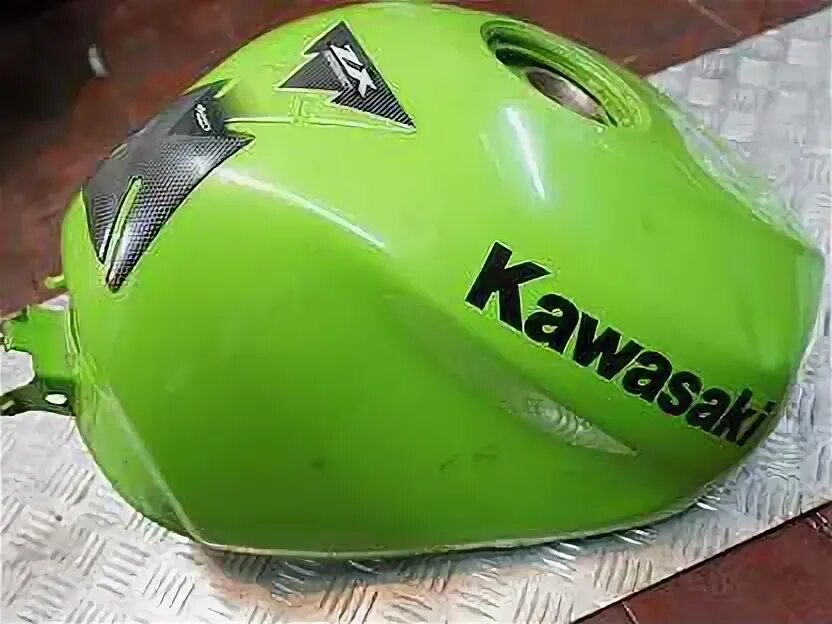Как крепится бензобак на кавасаки ззр 250. Kawasaki бензобаки. Kawasaki бензобаки. Бак zx9r. Как подключить бензобак на кавасаки ззр 400.