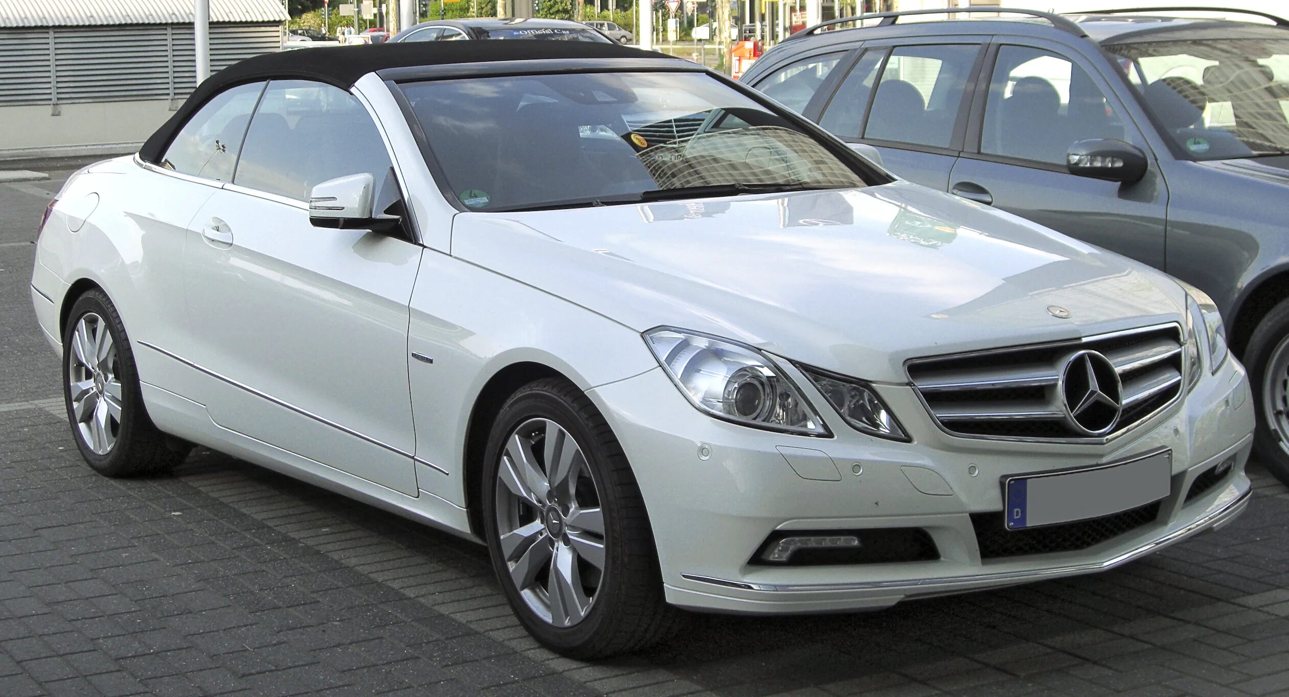 Мерседес технические. Mercedes e350 a207. Мерседес е350 кабриолет. Мерседес е350 белый. Мерс е 350 кабриолет.