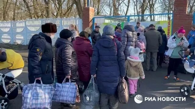 Сбор вещей для беженцев из донбасса в москве. Центр помощи беженцам в курске. Центр помощи беженцам из донбасса курск. Енакиево пунк помощи беженцам. Беженцы курск.