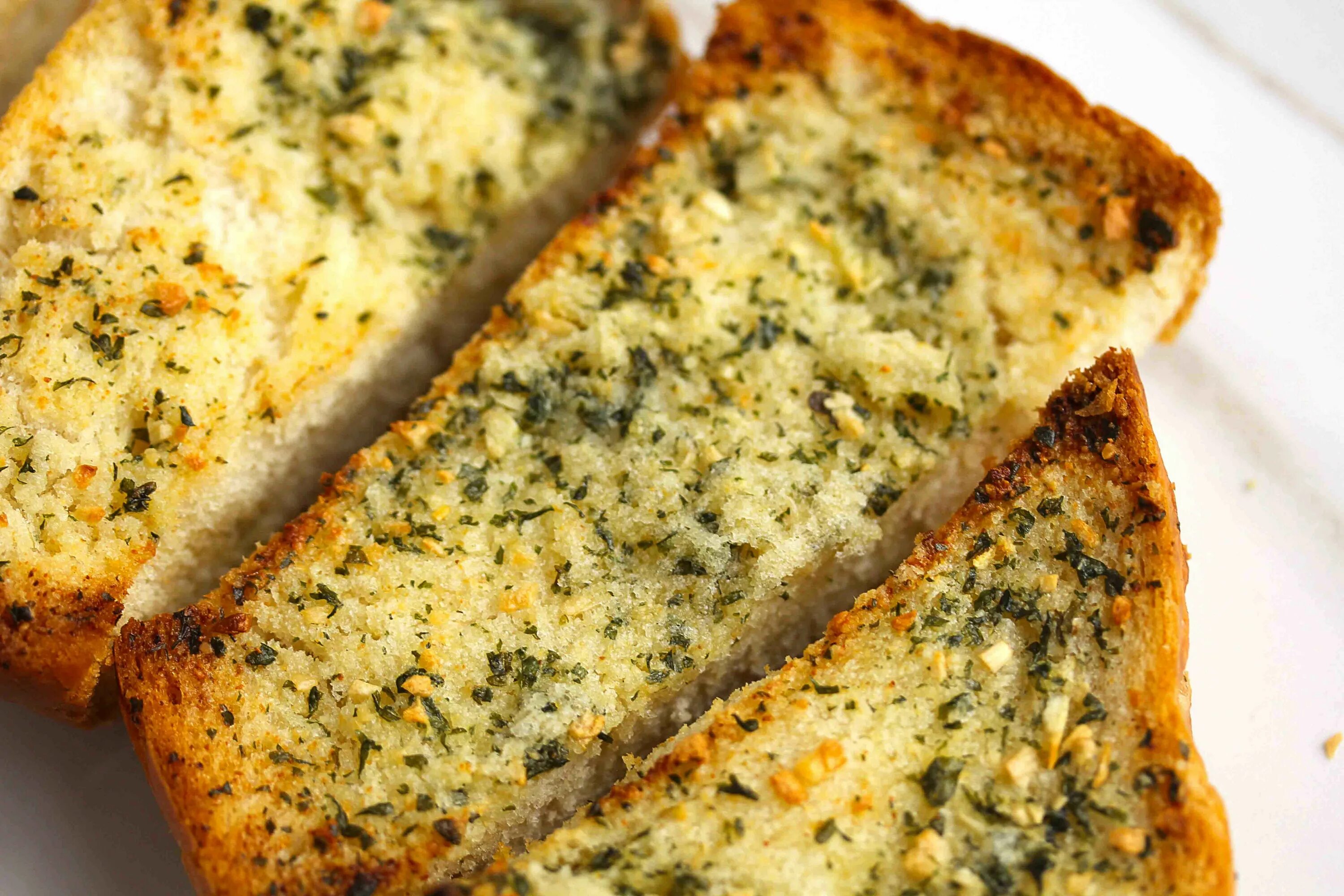 Чесночный хлеб (garlic Bread). Хлеб с сыром в духовке. Хлеб с чесноком и зеленью в духовке. Гренки из багета с чесноком.