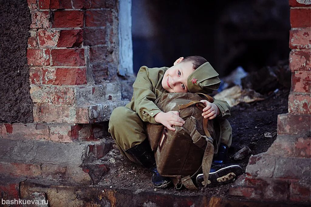 Сбежал из полка. Дети войны. Детская фотосессия в военной форме. Мальчик на войне. Фотосессия на военную тему.