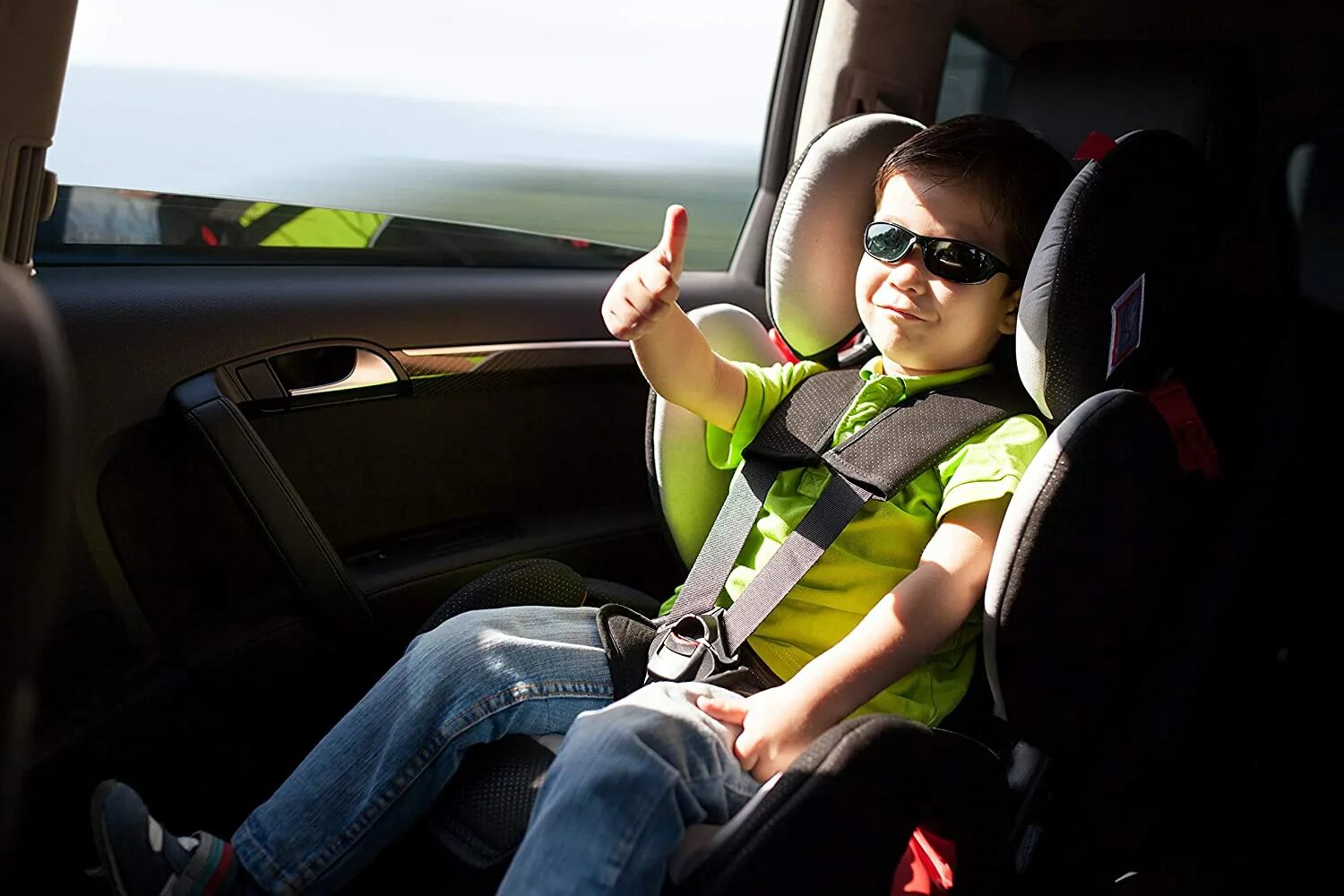 Детское кресло в машину. Машина для детей. Детское автокресло в машине. Ребенок пассажир. Даешь мальчику в машине