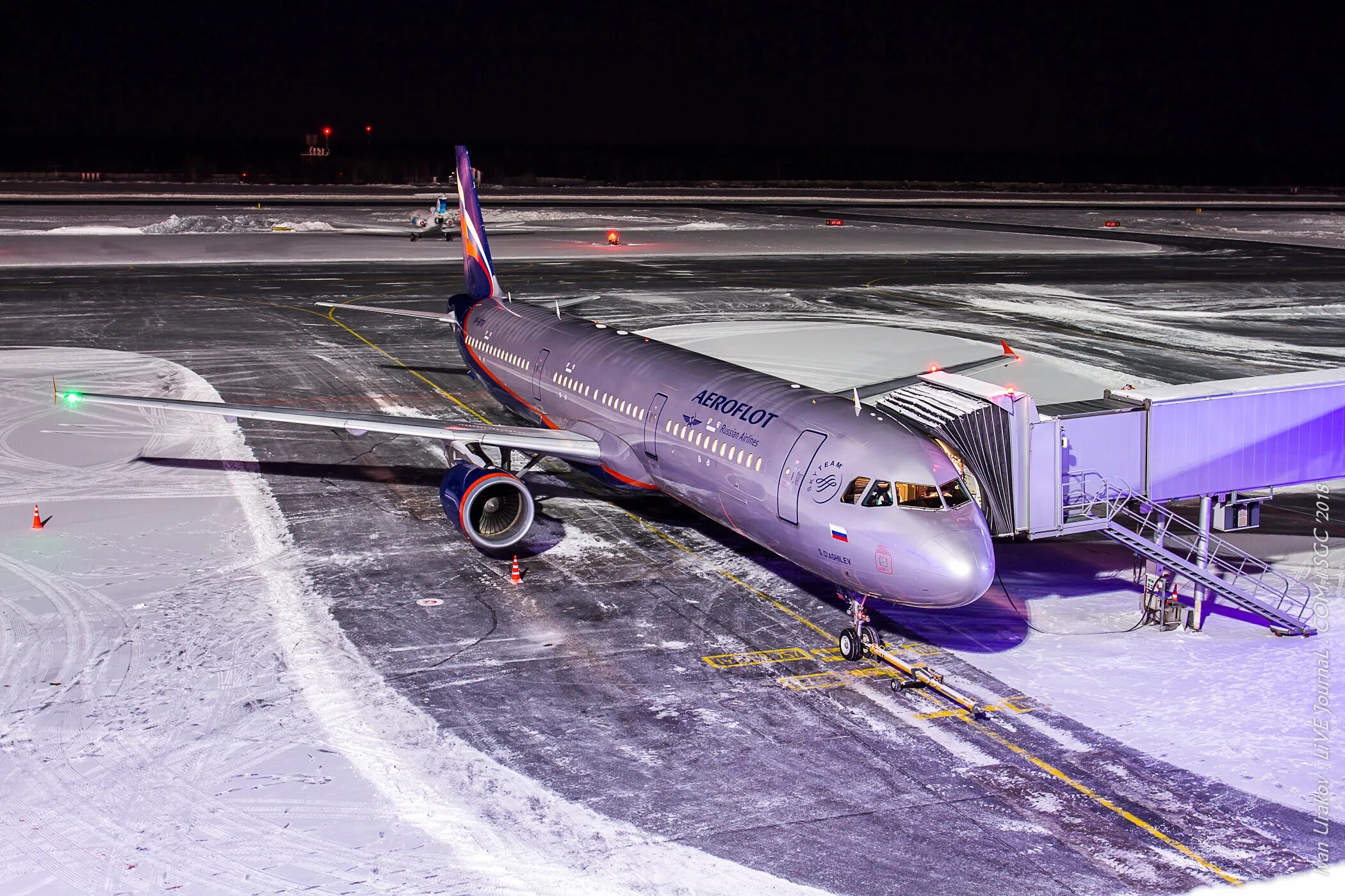 Su aeroflot. Аэропорт Сургут Аэрофлот. Аэрофлот, su-1511. Су 1511. Самолет Аэрофлот в аэропорту Сургута.