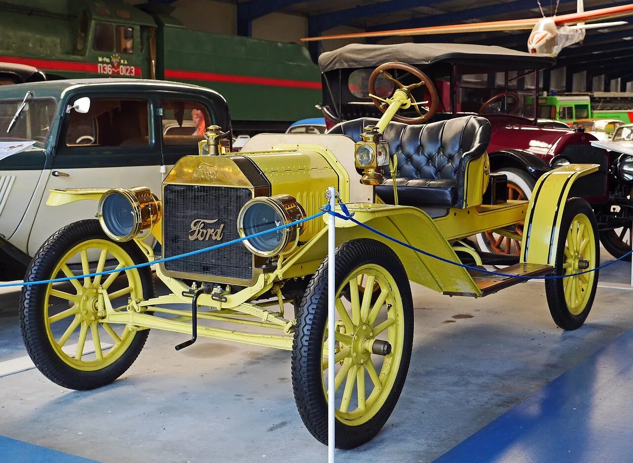 Первая модель 8. Ford model t 1908. Ford t modeli. Первый автомобиль Форд. Музей автомобилей Форт.