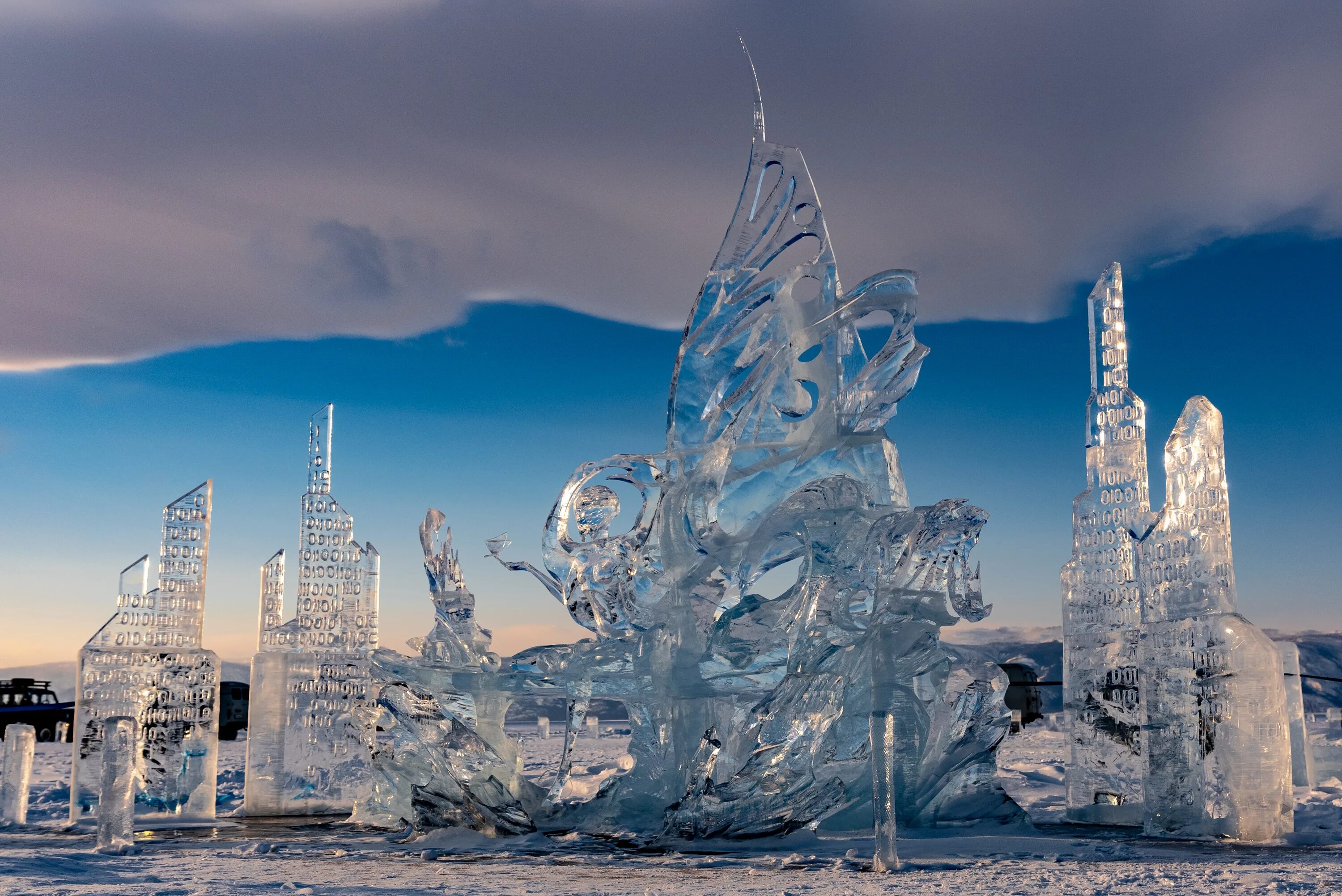 Ледяные скульптуры на Байкале 2021 Листвянка. Ледовые скульптуры на Ольхоне. Ледяные фигуры на Байкале 2022 Ольхон. Ольхон фестиваль ледяных скульптур. Ледовое видео