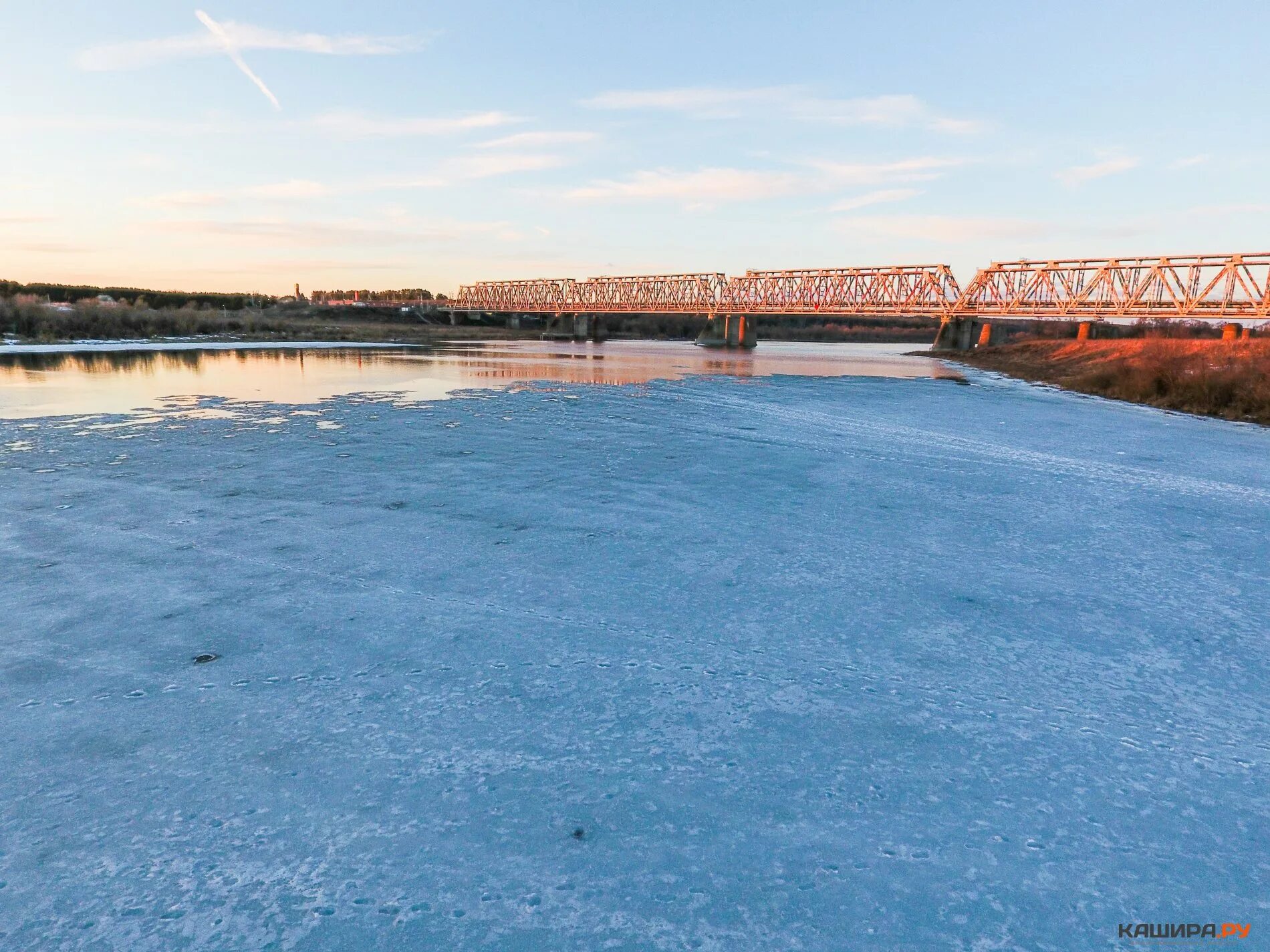 Уровень воды в реке ока в орле. Ледоход Ока Коломна. Кашира Ока. Серпухов Ока ледоход. Ока Кашира зимой.