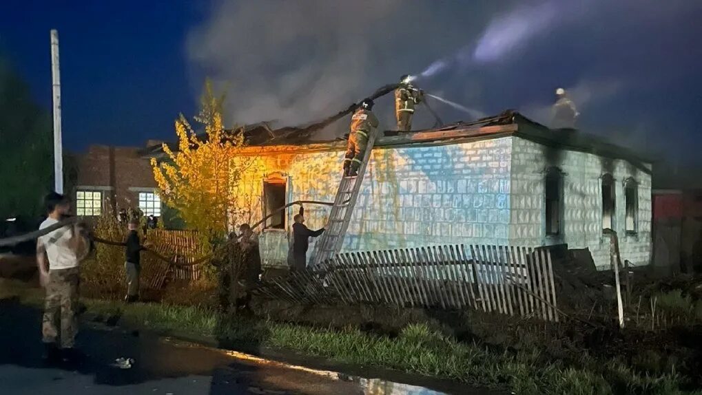 Сгоревший дом. Пожар в Москаленках. Горящие дома. Пожар Северная 4 Москаленки..