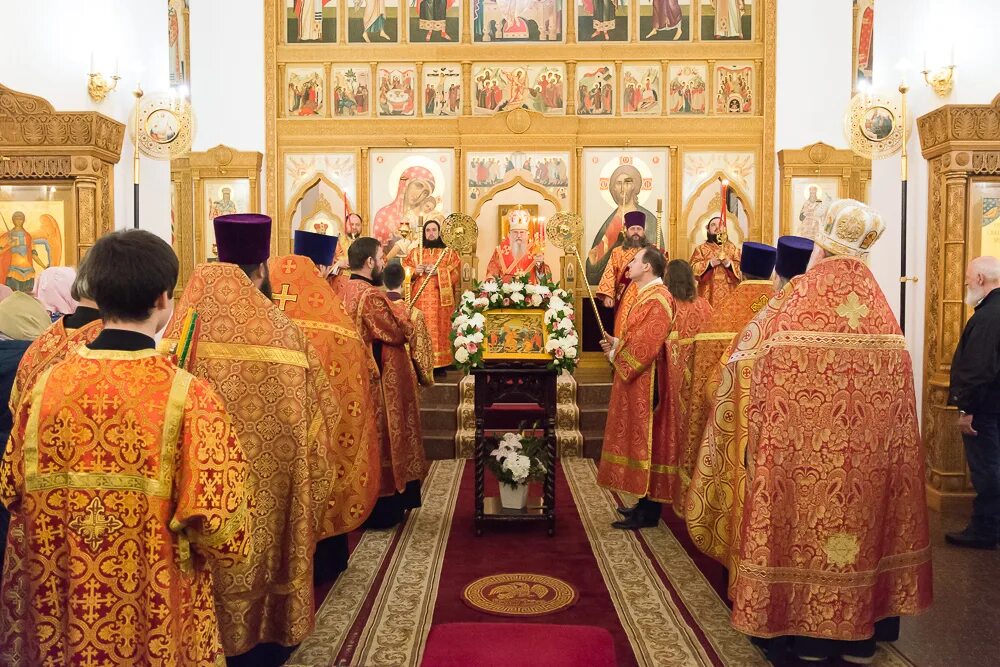 Настоятель гавриил морозовка севастополь. Храм петра и павла в солдатской слободе лефортово. Храм служба в 10. Храм служба в 10. Архиерейские службы в москве.
