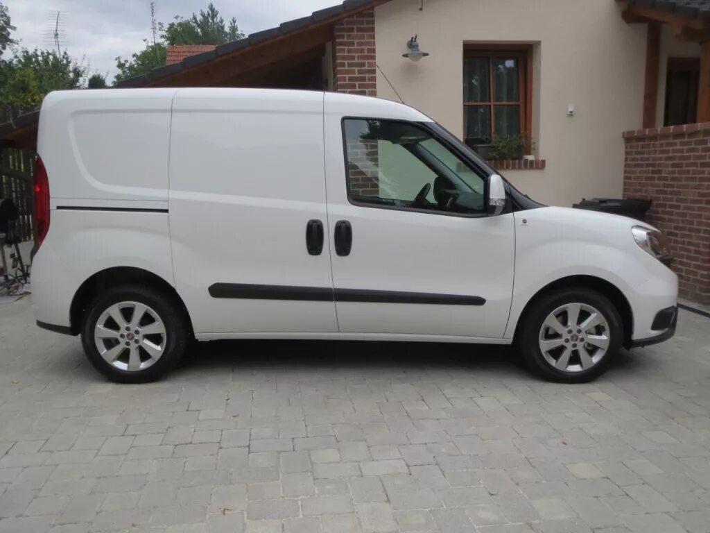 Фиат добло какой бензин. Фиат добло 2013. fiat doblo maxi 2013. фиат добло белый. фиат добло 2025 белый.