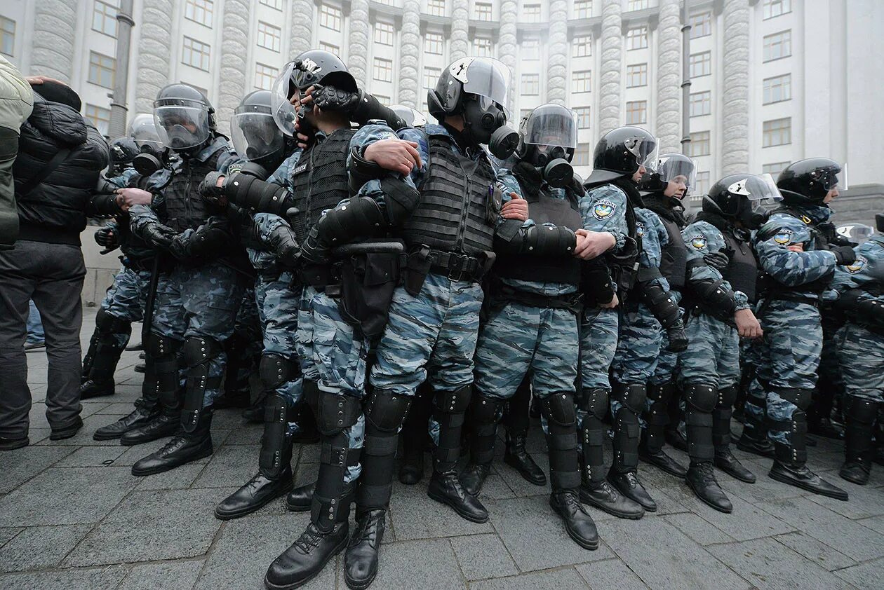 Беркут спецподразделение. Беркут спецподразделение на майдане. Омон беркут. Беркут спецподразделение. Беркут спецподразделение.