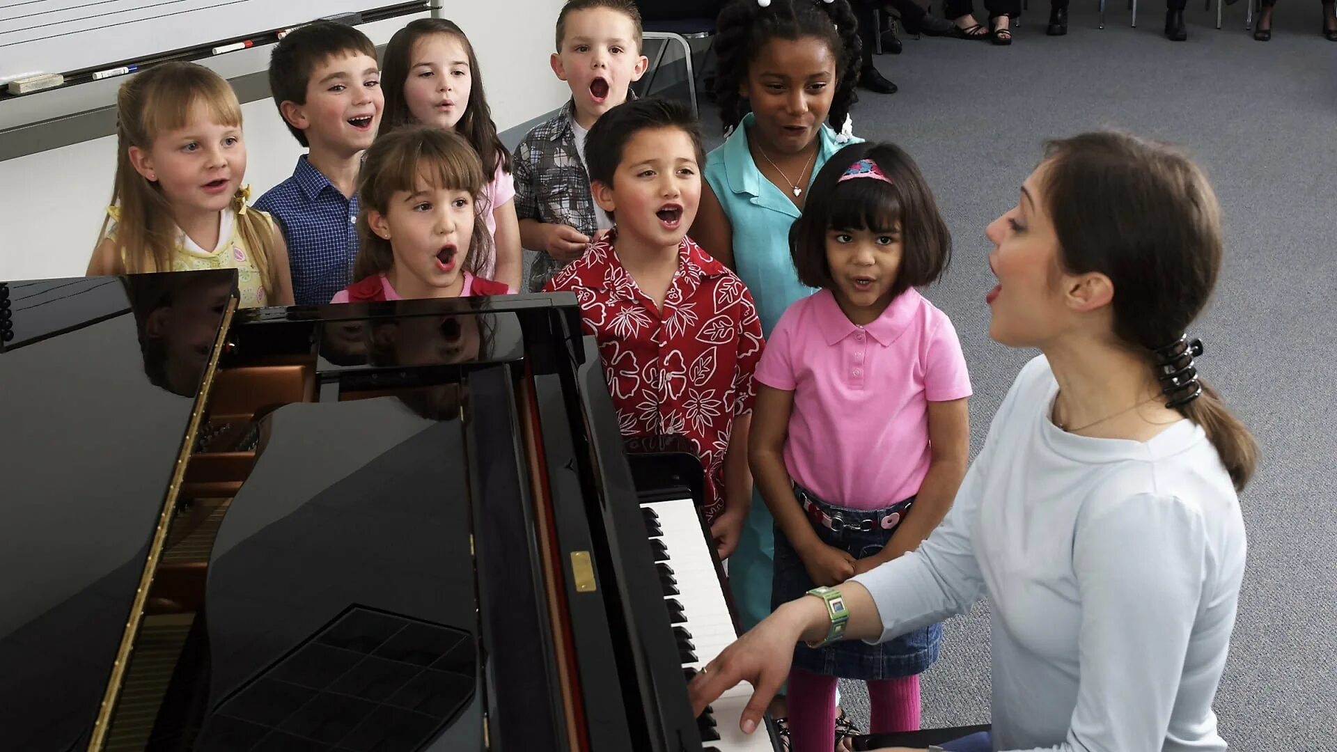 Музыкальный урок для детей. Урок в музыкальной школе. Дети в музыкальной школе. Музыкальный кружок для детей. Школьники поют.