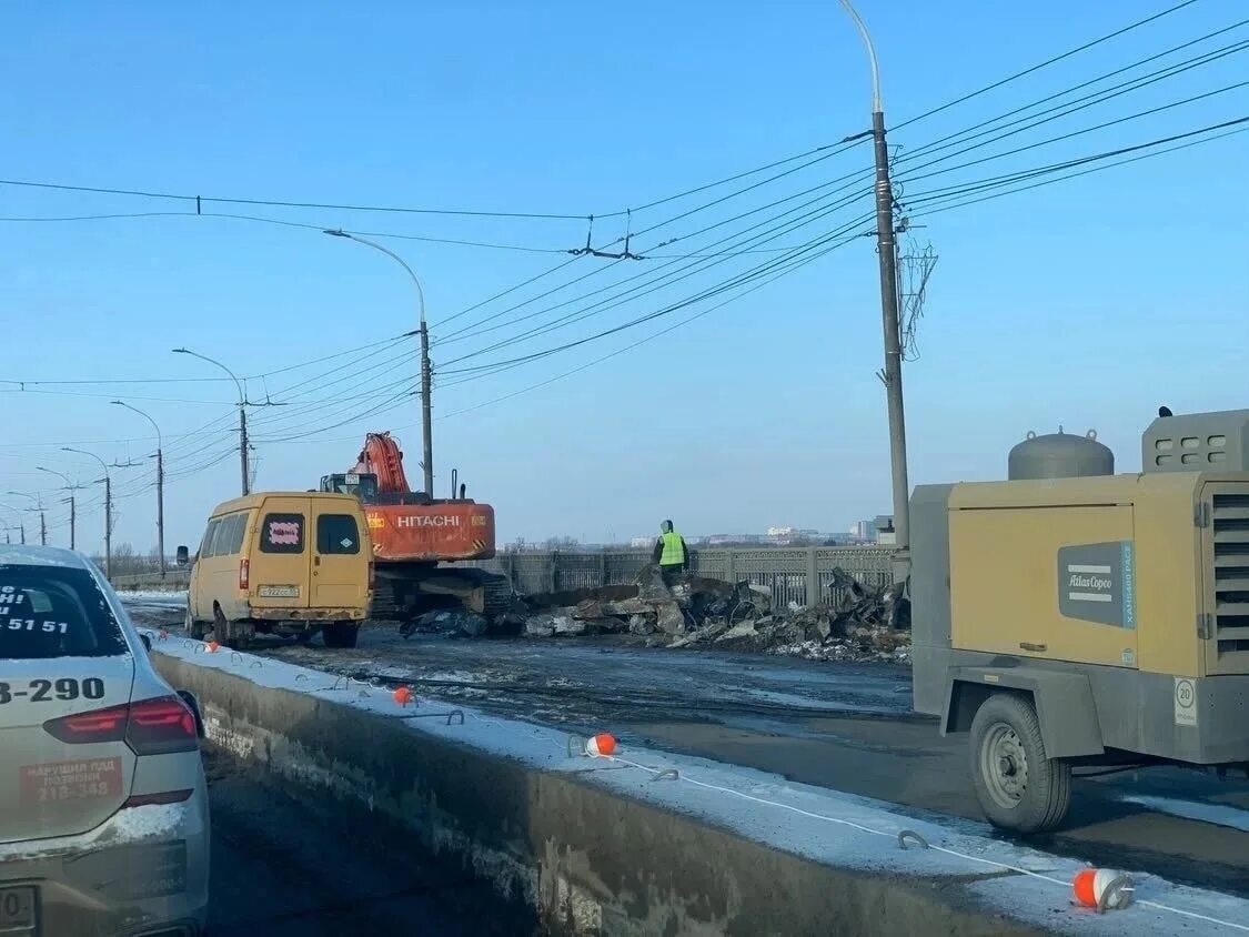 Ленобласть закрытие дорог на просушку 2024. Ленинградский мост Омск. Аварийный мост. Мост 25 апреля. Светофор на дороге.