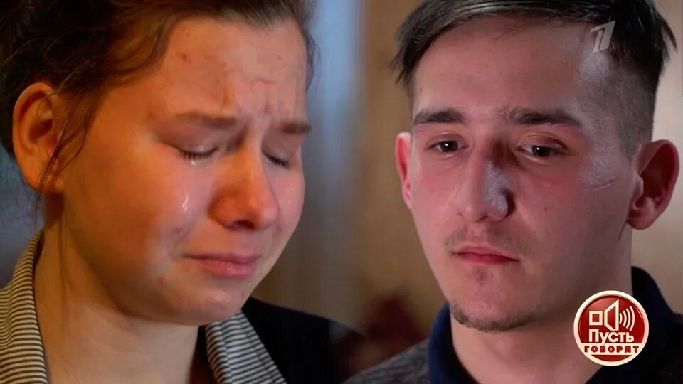 Финансовые трудности. Конфликт между родителями и детьми. Родители проиграли. Упрямство ребенка. Плачущий ребенок и родитель.