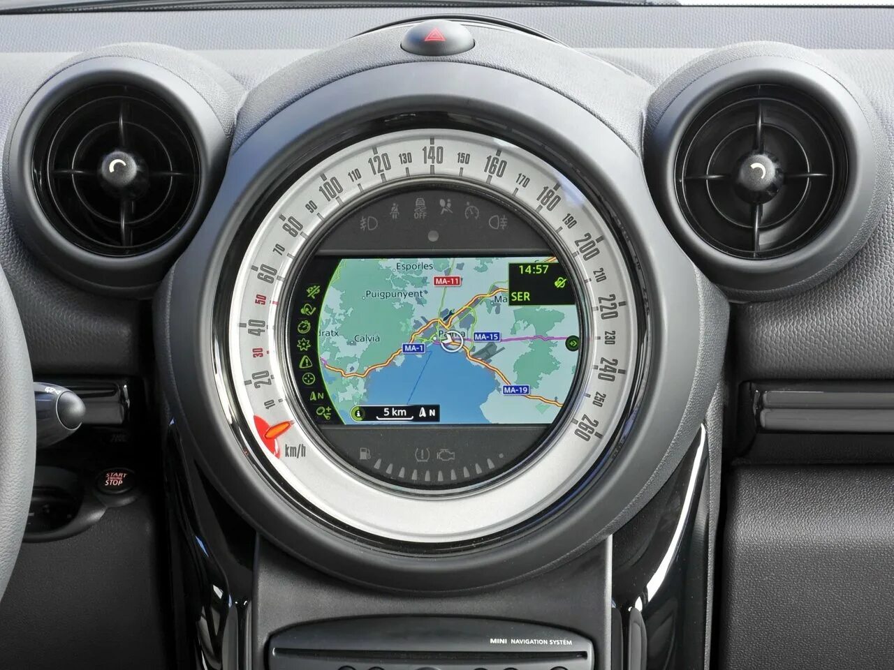 Mini разгон. Спидометр мини купер. mini cooper s до 100. мультимедиа мини купер кантримен. мультимедиа на мини купер.