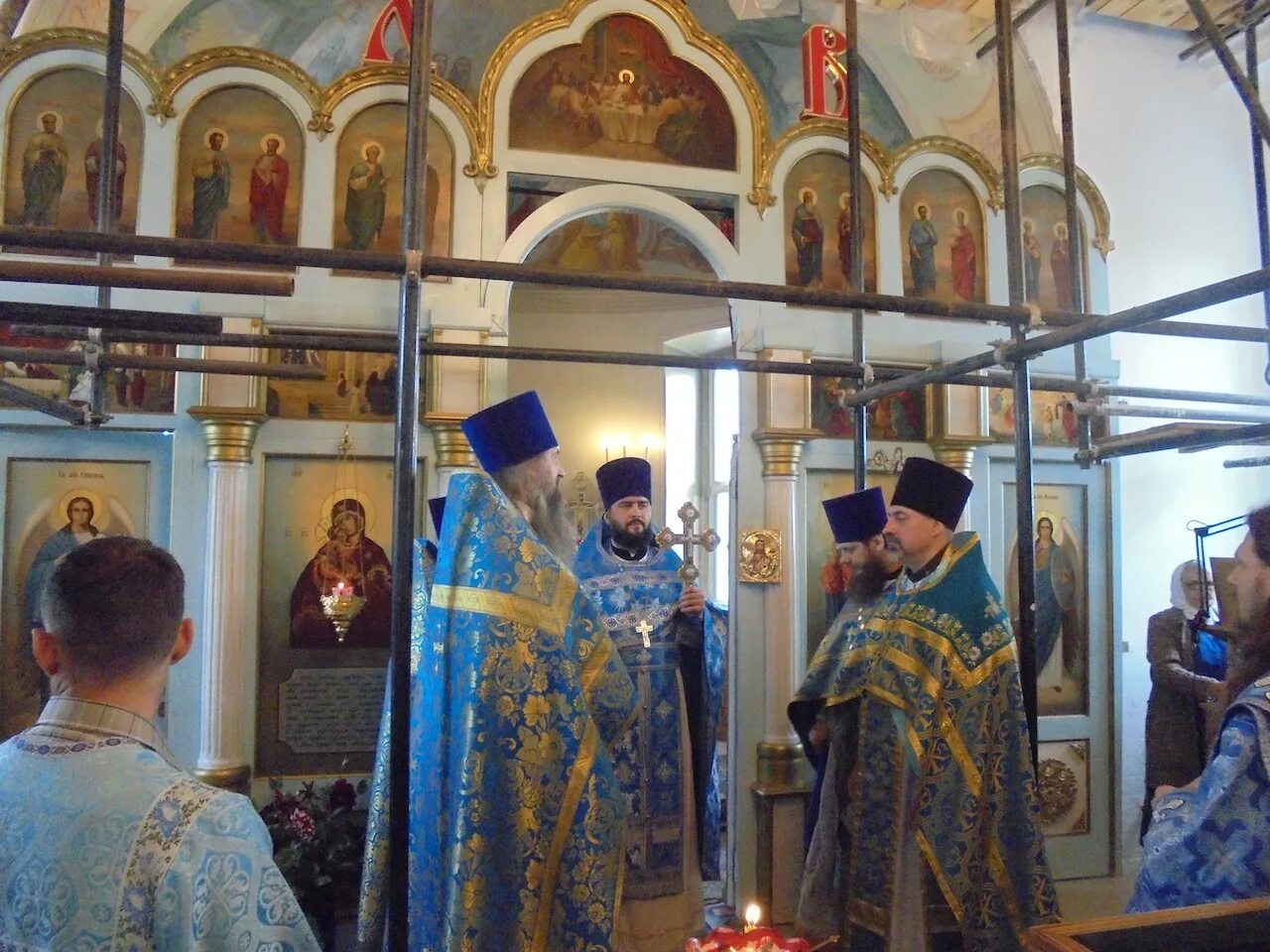 Церковь нягань сайт. Нягань служба в храме. Нягань служба в храме. Нягань. Нягань фото храма.