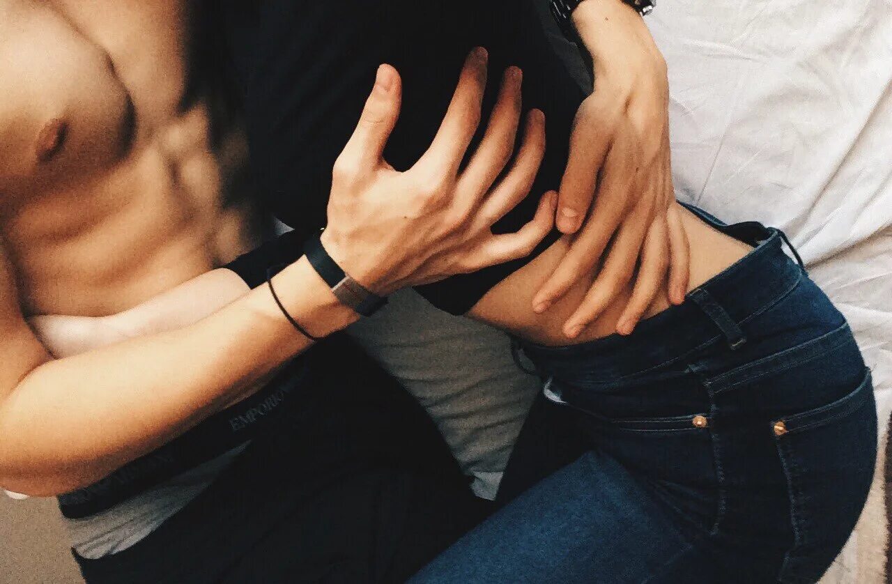 Объятия за талию. Ласки животика. Парень и девушка. Рука на талии девушки. Парень держит девушку за.